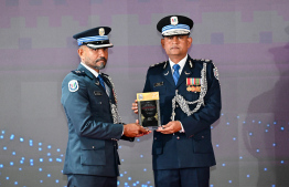 Police Commissioner, Ali Shujau awarding the plaque of memorandum to a police officer in recognition of service in the line of duty for over 25 years. -- Photo: Nishan Ali / Mihaaru News