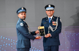 Police Commissioner, Ali Shujau awarding the plaque of memorandum to a police officer in recognition of service in the line of duty for over 25 years. -- Photo: Nishan Ali / Mihaaru News