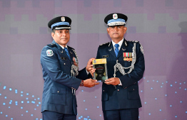 Police Commissioner, Ali Shujau awarding the plaque of memorandum to a police officer in recognition of service in the line of duty for over 25 years. -- Photo: Nishan Ali / Mihaaru News