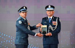 Police Commissioner, Ali Shujau awarding the plaque of memorandum to a police officer in recognition of service in the line of duty for over 25 years. -- Photo: Nishan Ali / Mihaaru News