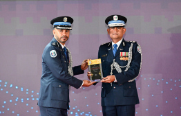 Police Commissioner, Ali Shujau awarding the plaque of memorandum to a police officer in recognition of service in the line of duty for over 25 years. -- Photo: Nishan Ali / Mihaaru News