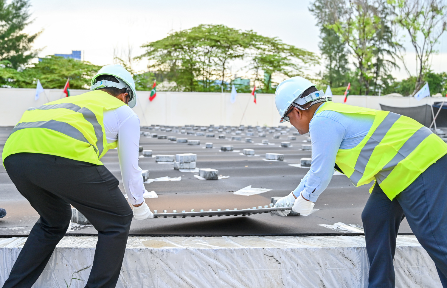 ހުޅުމާލޭގައި 10،000 ޓަނުގެ ފެން ރައްކާކުރެވޭ ތާނގީ ހެދުމުގެ އަމަލީ މަސައްކަތް ކޮންސްޓްރަކްޝަން މިނިސްޓަރު މުއްތަލިބާއި އެމްޑަބްލިއުއެސްސީގެ އެމްޑީ މަތީން މިއަދު ފައްޓަވައި ދެއްވަނީ.---ފޮޓޯ: ފަޔާޒު މޫސާ| މިހާރު