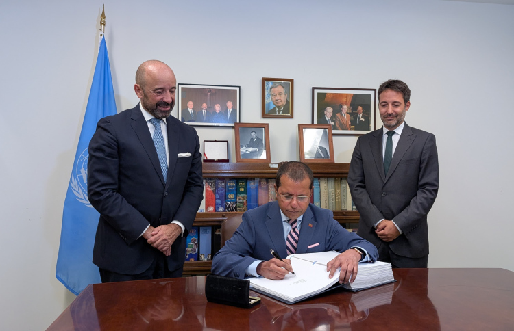 މާކަނޑު ހިމާޔަތްކުރުމުގެ މުއާހަދާގައި ސޮއިކޮށްފި