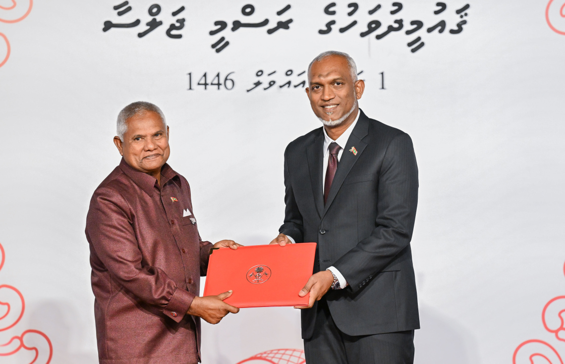 ޕާފޯމިން އާޓްސްގެ ދާއިރާ އިން މި އަހަރު ޝަރަފުވެރިކަމުގެ ގައުމީ އިނާމު ހާސިލް ކުރެއްވި ރޯނުގޭ ހަސަން މަނިކާ ރައީސް މުއިއްޒު ހަދާނީ ލިޔުން ހަވާލު ކުރައްވަނީ.---ފޮޓޯ: ރައީސް އޮފީސް