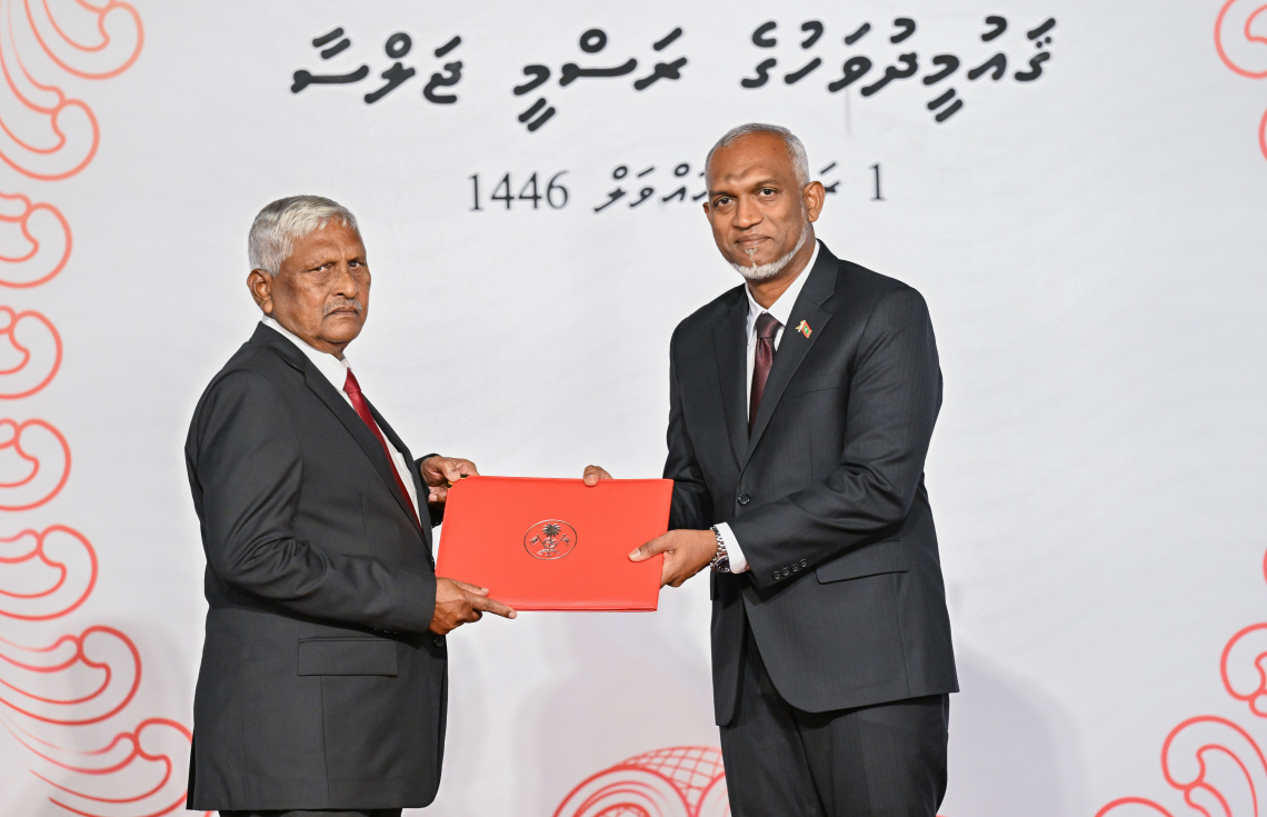 ކުޅިވަރުގެ ދާއިރާ އިން މި އަހަރު ޝަރަފުވެރިކަމުގެ ގައުމީ އިނާމު ހާސިލް ކުރެއްވި މުހައްމަދު ނާސިރުއާ ރައީސް މުއިއްޒު ހަދާނީ ލިޔުން ހަވާލު ކުރައްވަނީ.---ފޮޓޯ: ރައީސް އޮފީސް