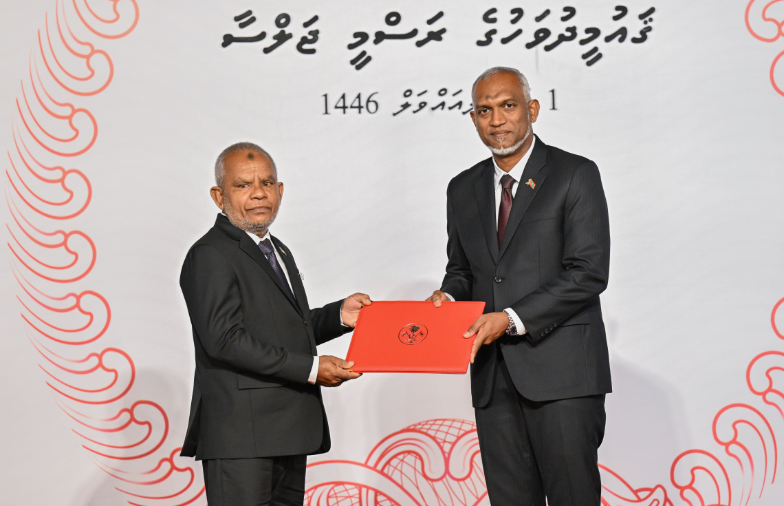 ކުދިފަންތި އާއި މެދުފަންތީގެ ވިޔަފާރީގެ ދާއިރާ އިން މި އަހަރު ޝަރަފުވެރިކަމުގެ ގައުމީ އިނާމު ހާސިލް ކުރެއްވި މުހައްމަދު މާޖިދުއާ ރައީސް މުއިއްޒު ހަދާނީ ލިޔުން ހަވާލު ކުރައްވަނީ.---ފޮޓޯ: ރައީސް އޮފީސް