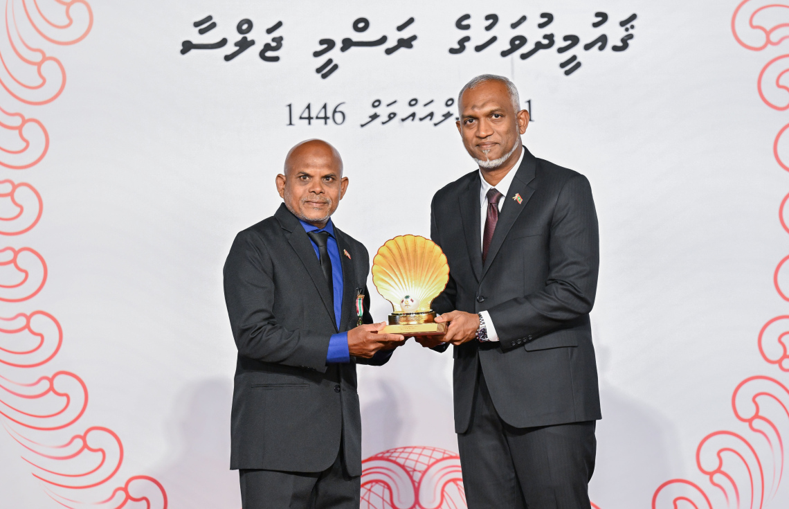 ނޫސްވެރިކަމުގެ ދާއިރާ އިން މި އަހަރު ޝަރަފުވެރިކަމުގެ ގައުމީ އިނާމު ހާސިލް ކުރެއްވި މޫސާ ލަތީފުއާ ރައީސް މުއިއްޒު އެވޯޑް ހަވާލު ކުރައްވަނީ.---ފޮޓޯ: ރައީސް އޮފީސް