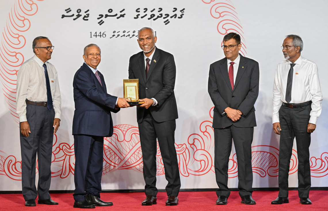 ދިވެހި ގައުމިއްޔަތަށް ހިދުމަތް ކުރެއްވުމުގެ އެެންމެ މަތިވެރި ޝަރަފު، ފަޟީލައްތުޝައިހް ހުސެއިން ސަލާހުއްދީނުގެ ހަނދާނަށް އެ މަނިކުފާނުގެ ދޮށީ ކާފަ ދަރިފުޅު ހުސެއިން ޝިހާބުއާ ރައީސް މުއިއްޒު ހަވާލު ކުރައްވަނީ.---ފޮޓޯ: ރައީސް އޮފީސް