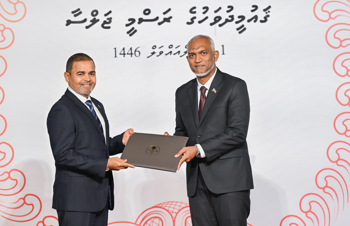 ހިތްވަރު ދިނުމުގެ ގައުމީ އިނާމު ލިލީ އިންޓަނޭޝަނަލްގެ މެނޭޖިން ޑިރެކްޓަރު އާމިރު މަންސޫރުއާ ރައީސް މުއިއްޒު ހަވާލުކުރައްވަނީ.-- ފޮޓޯ: ރައީސް އޮފީސް