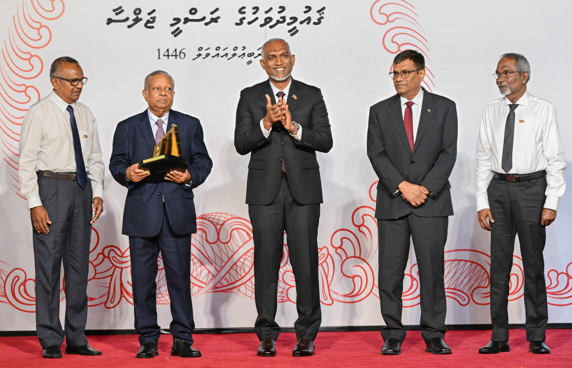 ދިވެހި ގައުމިއްޔަތަށް ހިދުމަތް ކުރެއްވުމުގެ އެެންމެ މަތިވެރި ޝަރަފު، ފަޟީލައްތުޝައިހް ހުސެއިން ސަލާހުއްދީނުގެ ހަނދާނަށް އެ މަނިކުފާނުގެ ކާފަ ދަރިފުޅު ހުސެއިން ޝިހާބު (ވ-2) އަދި އާއިލާއާ ހަވާލު ކުރެއްވުމަށް ފަހު ރައީސް މުއިއްޒު އެ ކަމުގެ އުފާފާޅު ކުރައްވަނީ.--- ފޮޓޯ: ރައީސް އޮފީސް