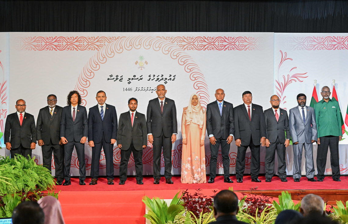 މި އަހަރު ހިތްވަރު ދިނުމުގެ ގައުމީ އިނާމު ހޯއްދެވި ބޭފުޅުންނާ އެކު ރައީސް މުއިއްޒު ފޮޓޯފުޅެއް ނަންގަވަނީ.---ފޮޓޯ: ރައީސް އޮފީސް