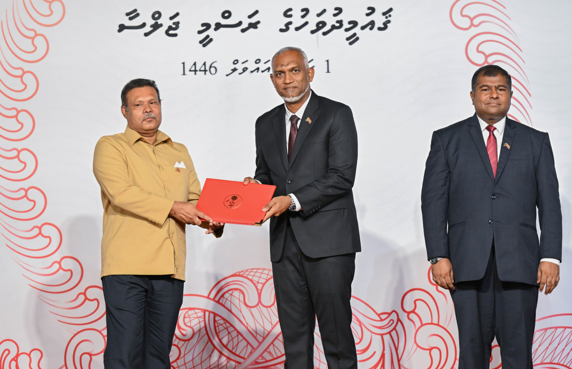 ގައުމިއްޔަތުގެ ދިރާސާތައް ކުރުމަށް ސަރުކާރުން އުފައްދަން ނިންމި ހާއްސަ ކޮލެޖު "ދިވެހި ގައުމިއްޔަތުގެ އިސްވަރު" ގެ ކައުންސިލަށް ރައީސް މުއިއްޒު އައްޔަން ކުރެއްވި މުހައްމަދު އަބްދުލް ގާދިރުއާ ލިޔުން ހަވާލު ކުރައްވަނީ.---ފޮޓޯ: ރައީސް އޮފީސް