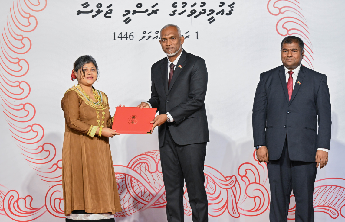 ގައުމިއްޔަތުގެ ދިރާސާތައް ކުރުމަށް ސަރުކާރުން އުފައްދަން ނިންމި ހާއްސަ ކޮލެޖު "ދިވެހި ގައުމިއްޔަތުގެ އިސްވަރު" ގެ ކައުންސިލަށް ރައީސް މުއިއްޒު އައްޔަން ކުރެއްވި މަރިޔަމް އިޝާ އަޒީޒުއާ ލިޔުން ހަވާލު ކުރައްވަނީ.---ފޮޓޯ: ރައީސް އޮފީސް