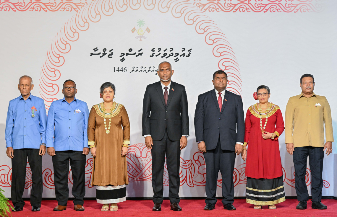 ގައުމިއްޔަތުގެ ދިރާސާތައް ކުރުމަށް ސަރުކާރުން އުފައްދަން ނިންމި ހާއްސަ ކޮލެޖު "ދިވެހި ގައުމިއްޔަތުގެ އިސްވަރު" ގެ ކައުންސިލަށް ރައީސް މުއިއްޒު އައްޔަން ކުރެއްވި ބޭފުޅުންނާ އެކު، އެ މަނިކުފާނު މިއަދު ފޮޓޯފުޅެއް ނަންގަވަނީ.---ފޮޓޯ: ރައީސް އޮފީސް