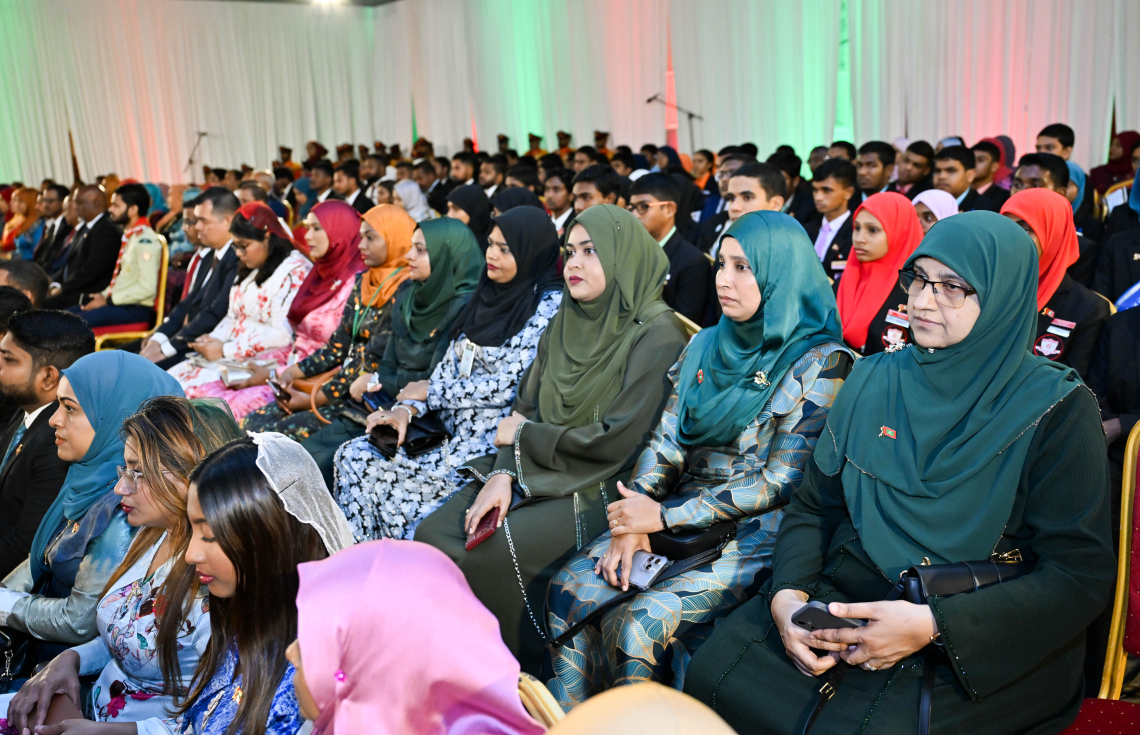 މިއަދު ފާހަގަކުރާ ރާއްޖޭގެ ގައުމީ ދުވަހުގެ މުނާސަބަތުގައި ދަރުބާރުގޭގައި ބޭއްވި ރަސްމީ ޖަލްސާގައި ބައިވެރިވި ބައެއް މީހުން.-- ފޮޓޯ: ރައީސް އޮފީސް