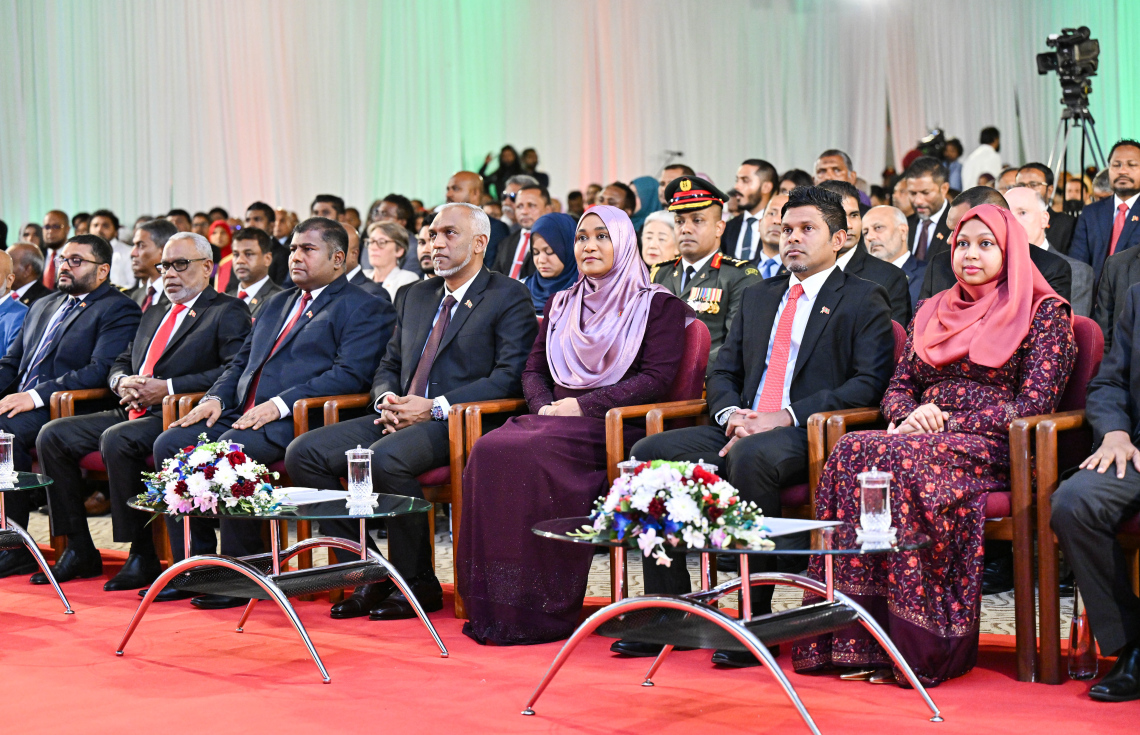 މި އަހަރުގެ ގައުމީ ދުވަހުގެ ރަސްމީ ޖަލްސާގައި ރައީސް މުއިއްޒުގެ ދެކަނބަލުންނާއި ދައުލަތުގެ ބައެއް އިސްވެރިން ބައިވެރިވެވަޑައިގަންނަވަނީ.---ފޮޓޯޅ ރައީސް އޮފީސް