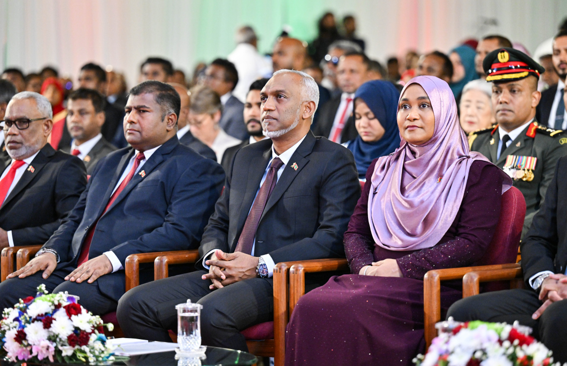 މި އަހަރުގެ ގައުމީ ދުވަހުގެ ރަސްމީ ޖަލްސާގައި ރައީސް މުއިއްޒުގެ ދެކަނބަލުން ބައިވެރިވެވަޑައިގަންނަވަނީ.---ފޮޓޯ: ރައީސް އޮފީސް