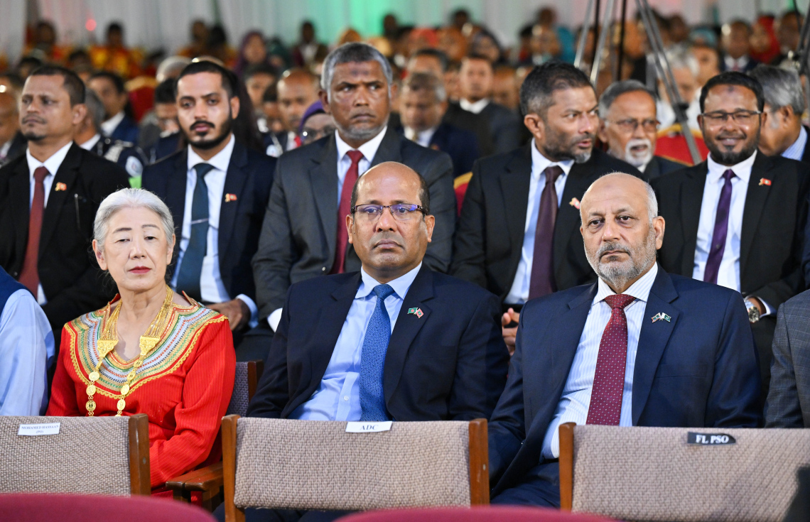 މިއަދު ފާހަގަކުރާ ރާއްޖޭގެ ގައުމީ ދުވަހުގެ މުނާސަބަތުގައި ދަރުބާރުގޭގައި ބޭއްވި ރަސްމީ ޖަލްސާގައި އެކި ގައުމުތަކުގެ ސަފީރުން ބައިވެރިވެވަޑައިގަންނަވަނީ.--- ފޮޓޯ: ރައީސް އޮފީސް