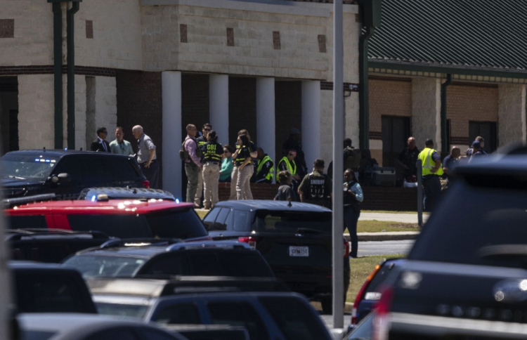 ސްކޫލެއްގައި ބަޑިޖެހި ކުއްޖާގެ ބައްޕަ ވެސް ހައްޔަރަށް