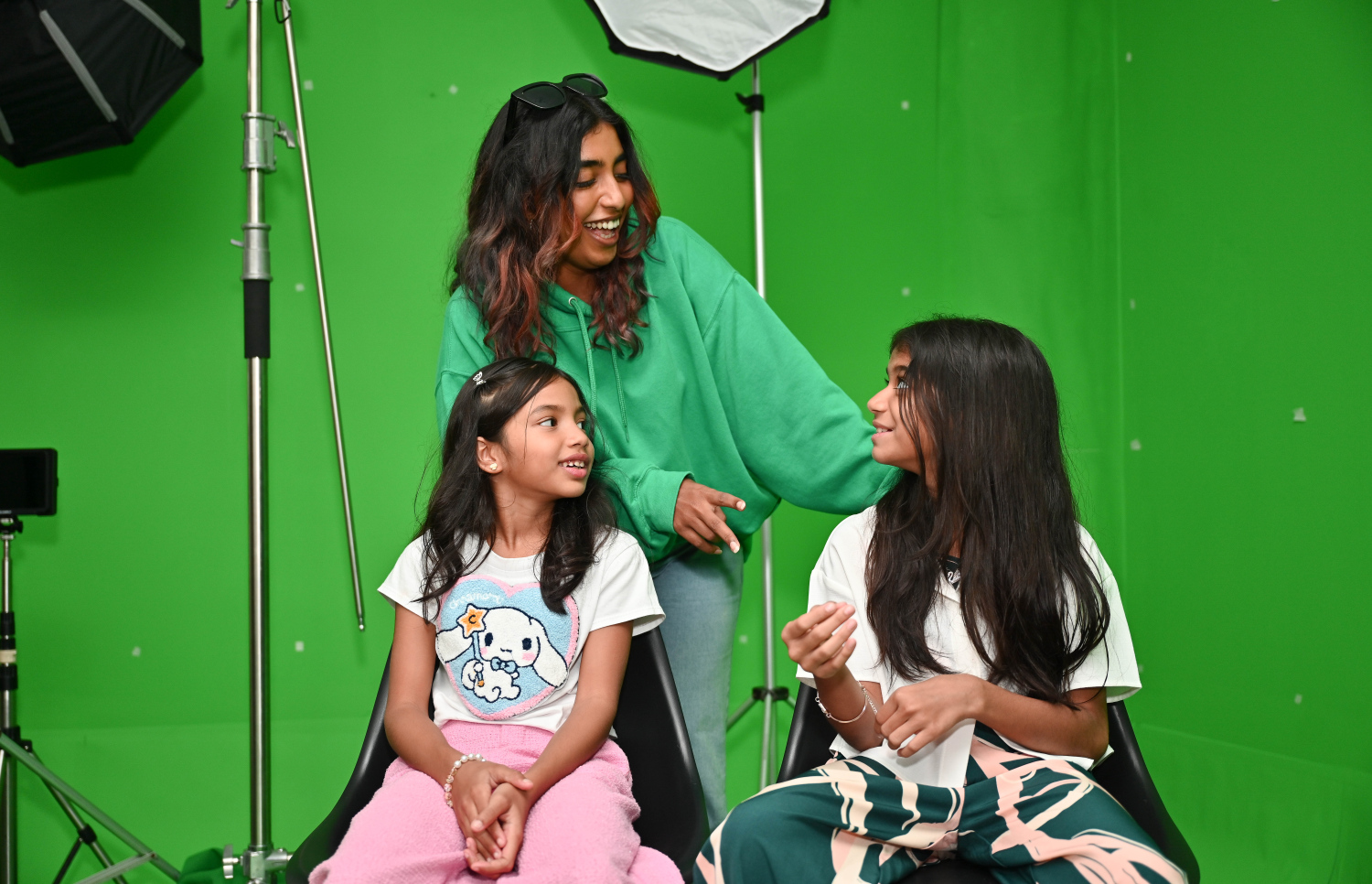 "ރޮބޯމޭން: ދަ މޫވީ"ގެ ލީޑު ރޯލުތައް ކުޅޭ މިޝާ އިސްމާއިލް ނިޔާޒާއި އަމީލިއާ ނަސްރުﷲ ޝަކީބް އަދި ފިލްމުގެ ޓީމުގައި ހިމެނޭ ފާތިމަތު މައިހާ (މައި) "މިހާރު"އަށް އިންޓަވިއު ދެނީ.-- ފޮޓޯ: ނިޝާން އަލީ | މިހާރު