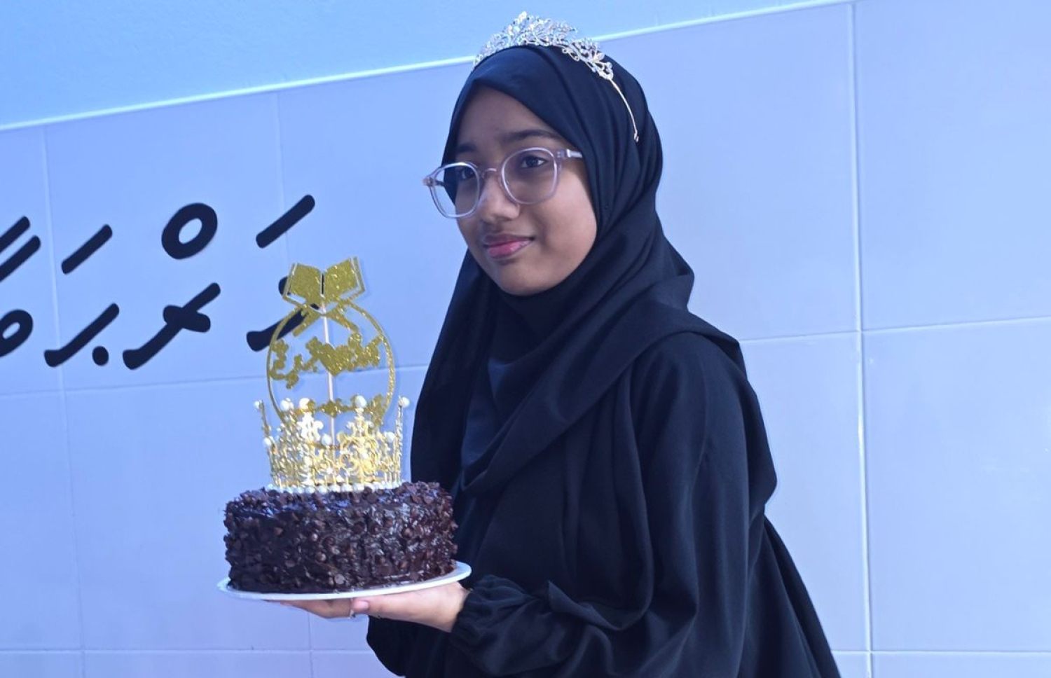 ނައިފަރުގައި ފުރަތަމަ ގުރުއާން ހިތުދަސްކުރި އަންހެން ކުއްޖާގެ ޝަރަފް ލިބުނު އާއިޝަތު ސޮއިބާ މުހައްމަދު ރިކްޒާން.