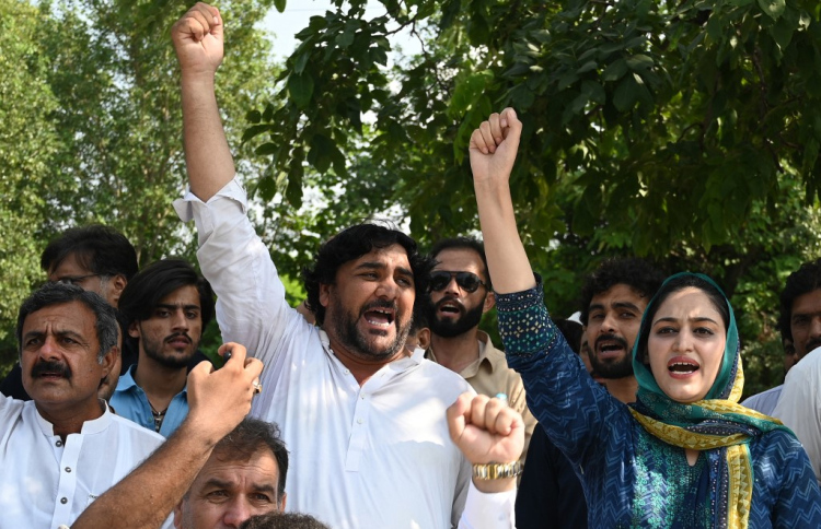 މުޒާހަރާކުރުމުން ޕާކިސްތާނުގައި ނުވަ މެންބަރަކު ހައްޔަރު