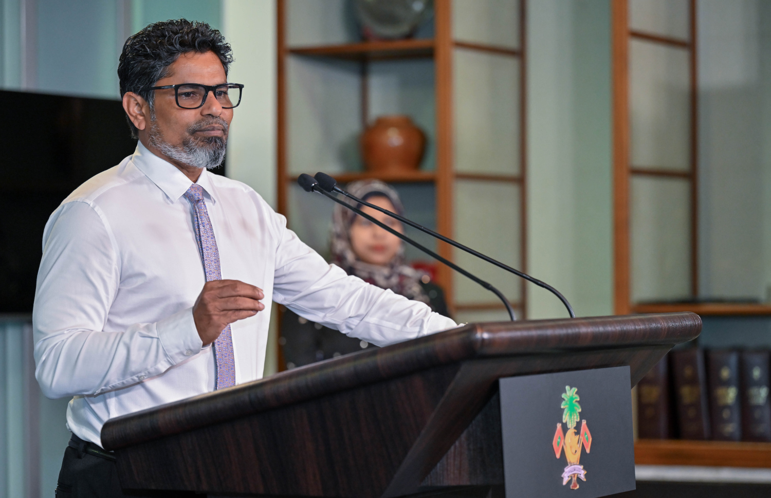 ތޮލާލް ޕްރެސް ކޮންފަރެންސްގައި ވާހަކަ ދައްކަނީ: އޭނާ ވިދާޅުވީ ކުޅިވަރުގެ ނަޒާހާތްތެރިކަން ކަށަވަރުކުރަން މަސައްކަތް ކުރަމުންދާކަމަށް --- ފޮޓޯ: ރައީސް އޮފިސް