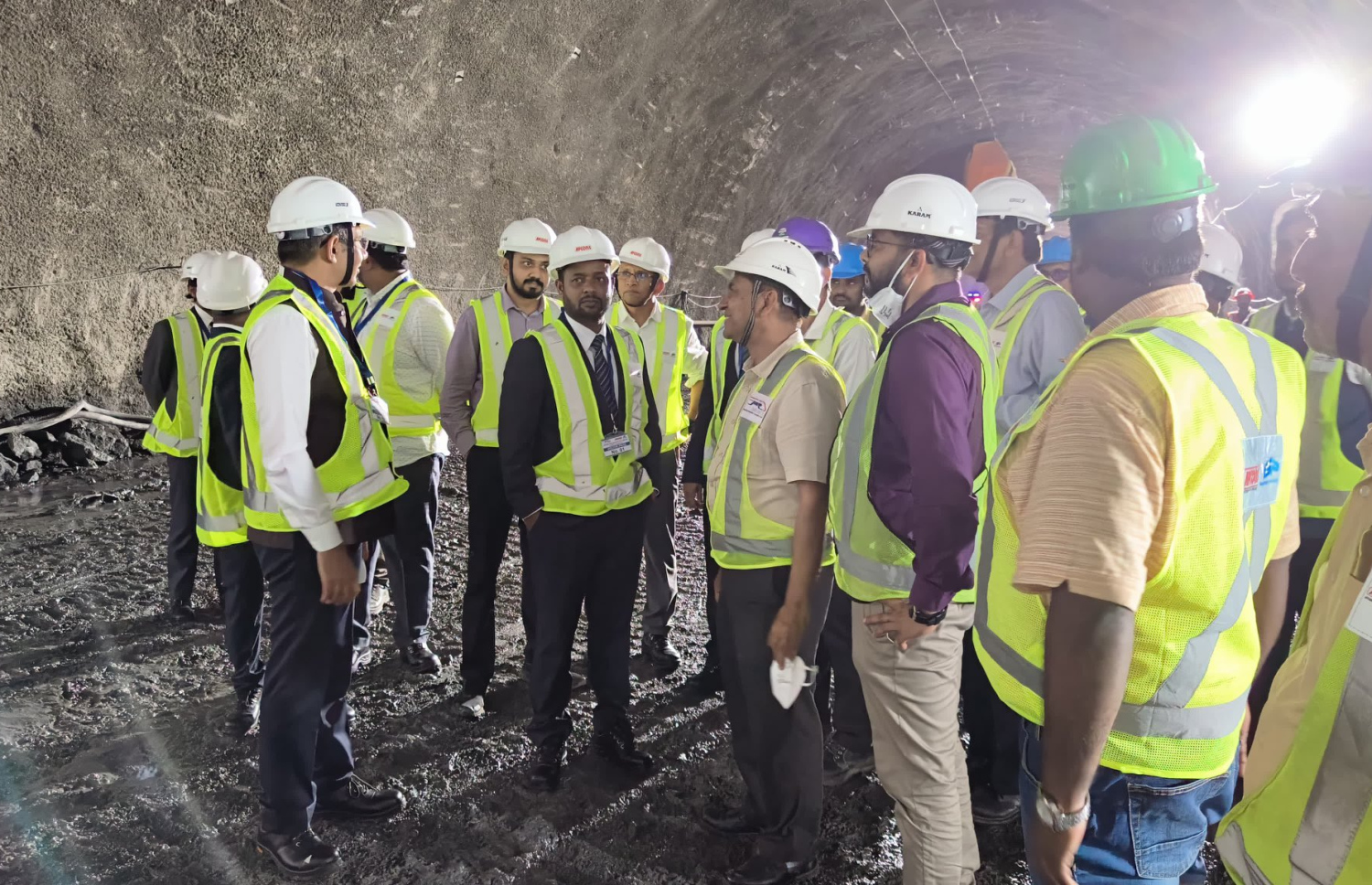 ކޮންސްޓްރަކްޝަން މިނިސްޓަރު ޑރ. އަބްދުﷲ މުއްތަލިބް އާއި މިނިސްޓްރީގެ އިސްވެރިން "އަދިތު ޓަނަލް"ގެ މަސައްކަތް ބައްލަވާލައްވަނީ.-- ފޮޓޯ: ކޮންސްޓްރަކްޝަން މިނިސްޓްރީ