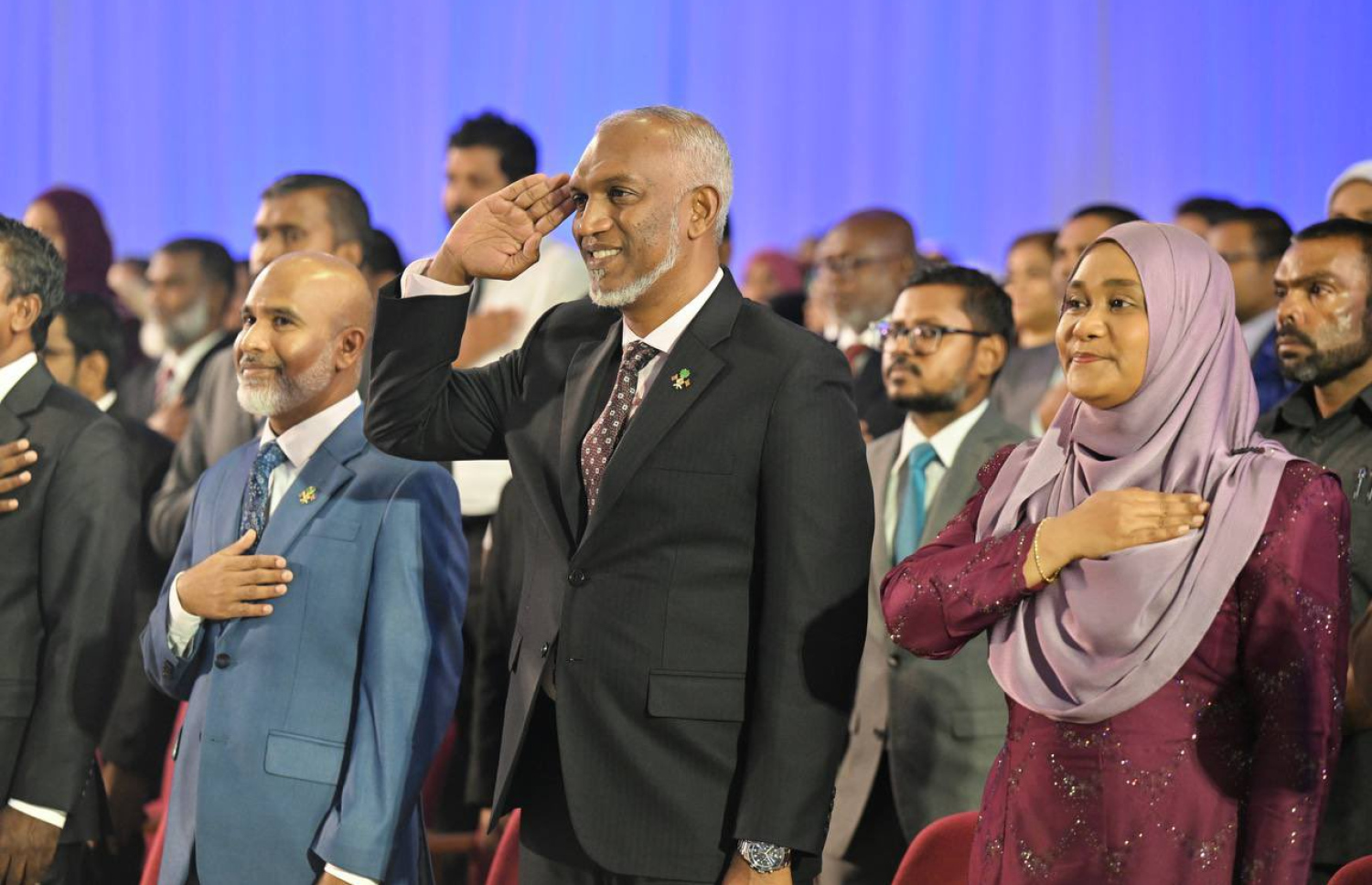 ދަރުބާރުގޭގައި ބޭއްވި މަތީ އަރުތަވެރިންގެ އިނާމު ދިނުމުގެ ރަސްމިއްޔާތުގައި ރައީސް ޑރ. މުހައްމަދު މުއިއްޒުގެ ދެކަނބަލުންނާއި އެޑިޔުކޭޝަން މިނިސްޓަރު ޑރ. އިސްމާއިލް ޝަފީއު ބައިވެރިވެވަޑައިގަންނަވަނީ. -- ފޮޓޯ: ރައީސް އޮފީސް