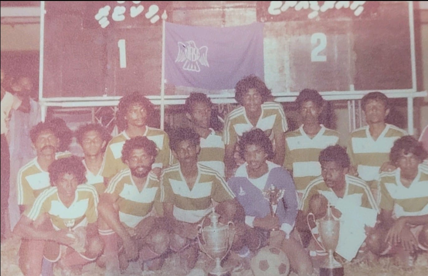 ނާސިރު (ވ) ނިއުއާ އެކު 1981 ވަނަ އަހަރުގެ ގައުމީ މުބާރާތް ކާމިޔާބުކުރުމަށް ފަހު ގްރޫޕް ފޮޓޯއެއްގައި.