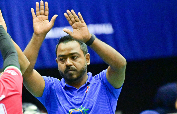 ބްލެކްމެއިލްގެ ތުހުމަތަށް ކޯޗު ސޮފްވާން ސަސްޕެންޑްކޮށްފި