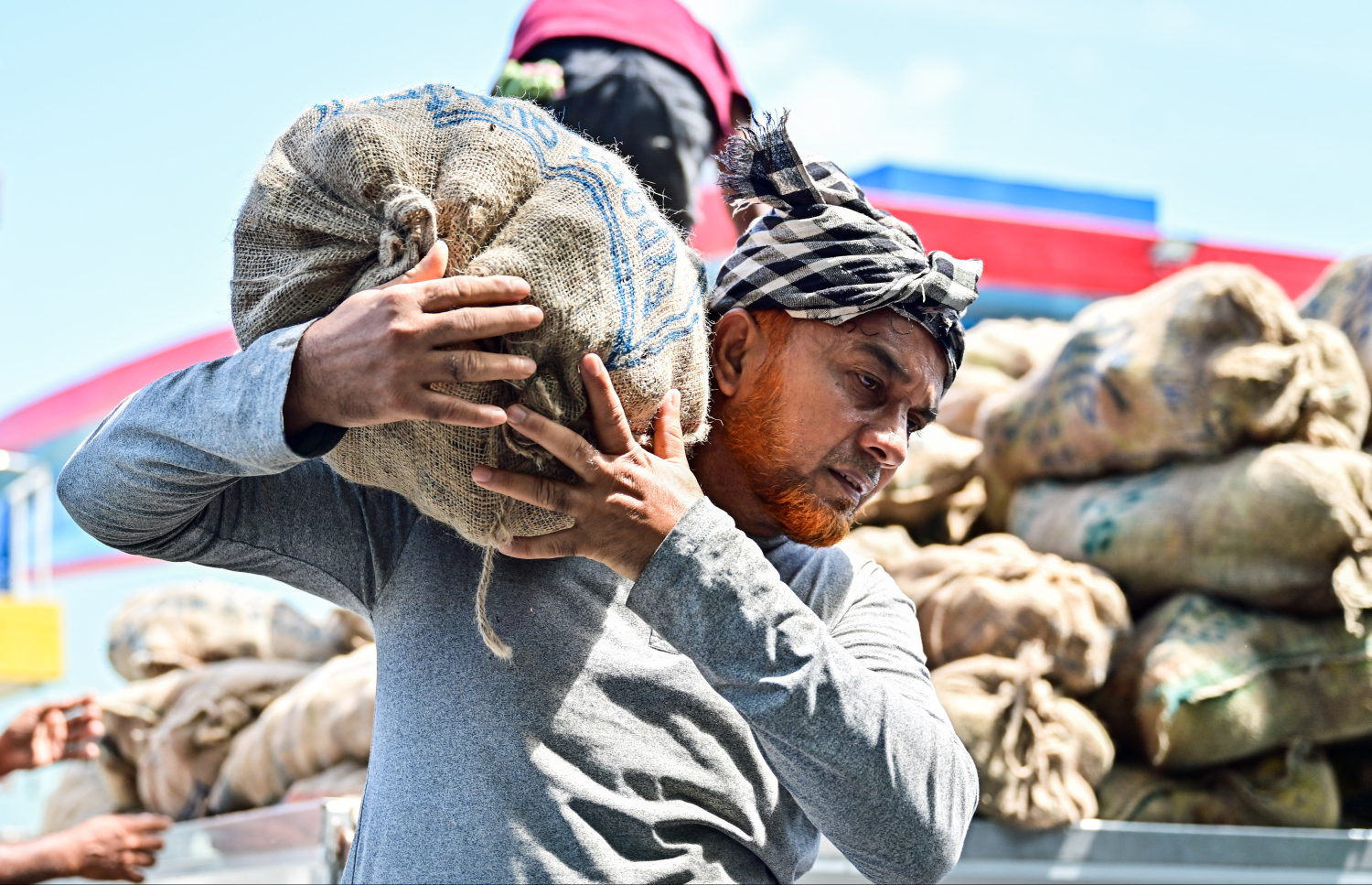 ހޫނުގަދަ ދުވަހެއްގައި މާލޭ މާރުކޭޓު ސަރަހައްދުގައި މީހަކު ފިޔާ ބަސްތާތަކެއް އުފުލަނީ.-- ފޮޓޯ: މިހާރު