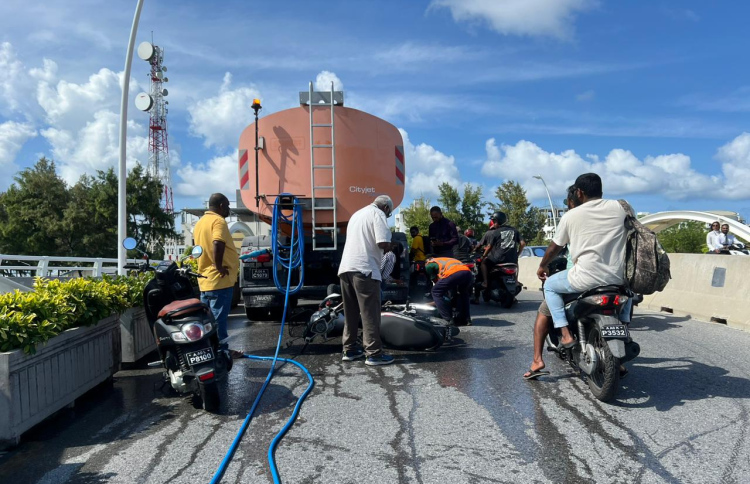 ބައުޒަރެއްގައި ސައިކަލަކުން ޖެހި ޒުވާނަކަށް އަނިޔާވެއްޖެ