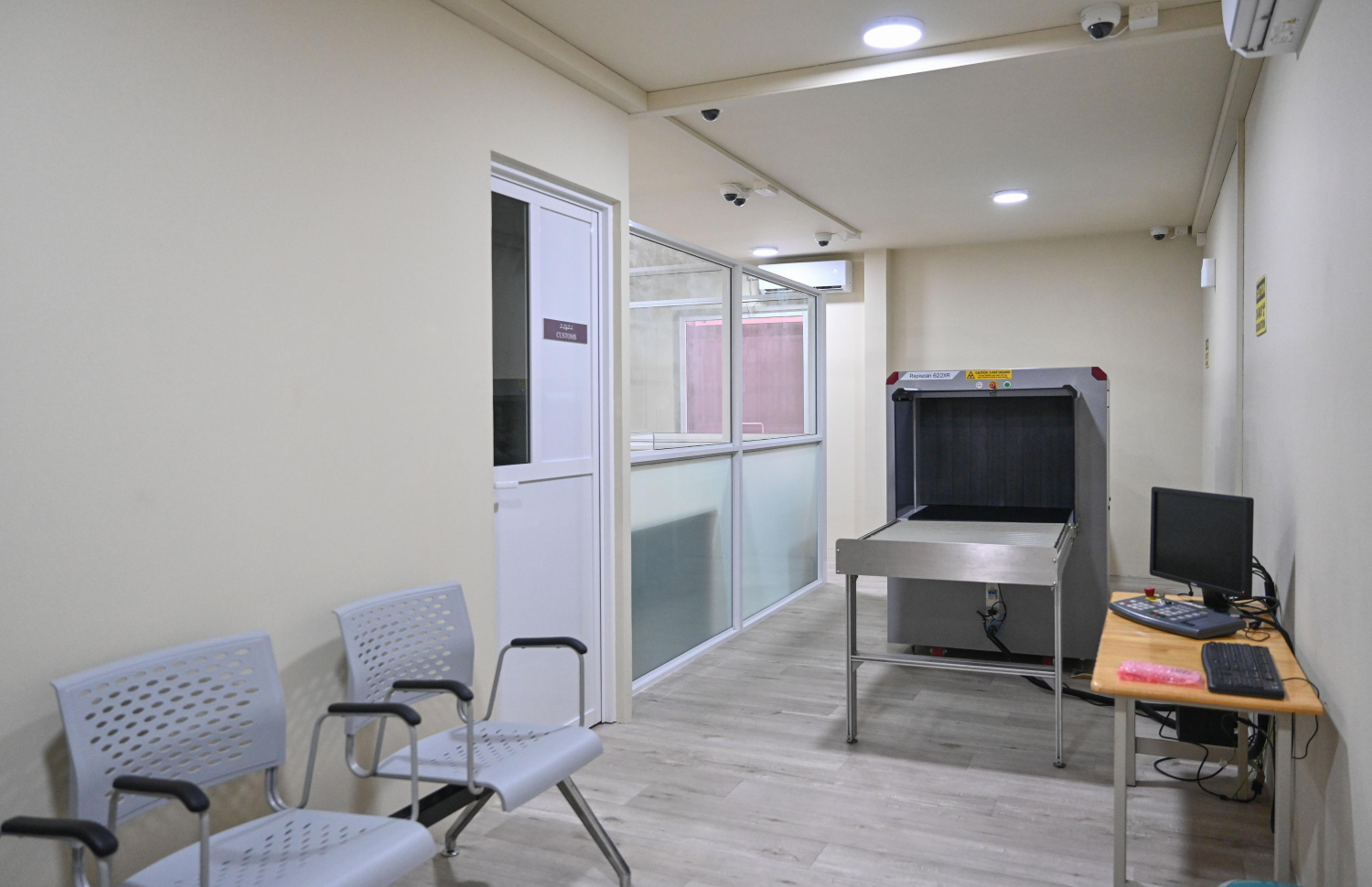 ހިދުމަތް ހޯދަން އަންނަ ފަރާތްތައް ސްކްރީނު ކުރަން ހާއްސަ އޭރިއާ -- ފޮޓޯ: ނިޝާން އަލީ / މިހާރު