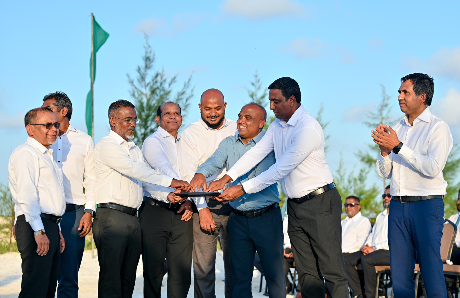 ރާއްޖޭގައި އިންޓަނޭޝަނަލް ބަންކަރިންގެ ހިދުމަތް ރައްޔިތުންގެ މަޖިލިހުގެ ހއ. އަތޮޅުގެ މެމްބަރުން މިއަދު ރަސްމީކޮށް ފައްޓަވައި ދެއްވަނީ.--- ފޮޓޯ: ނިޝާން އަލީ / މިހާރު