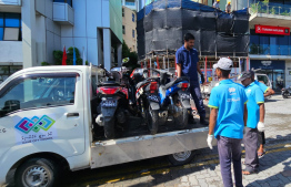 Male' City Council and Police removing old vehicles parked in Male' City. -- Photo: Council