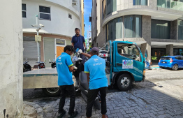 Male' City Council and Police removing old vehicles parked in Male' City. -- Photo: Council