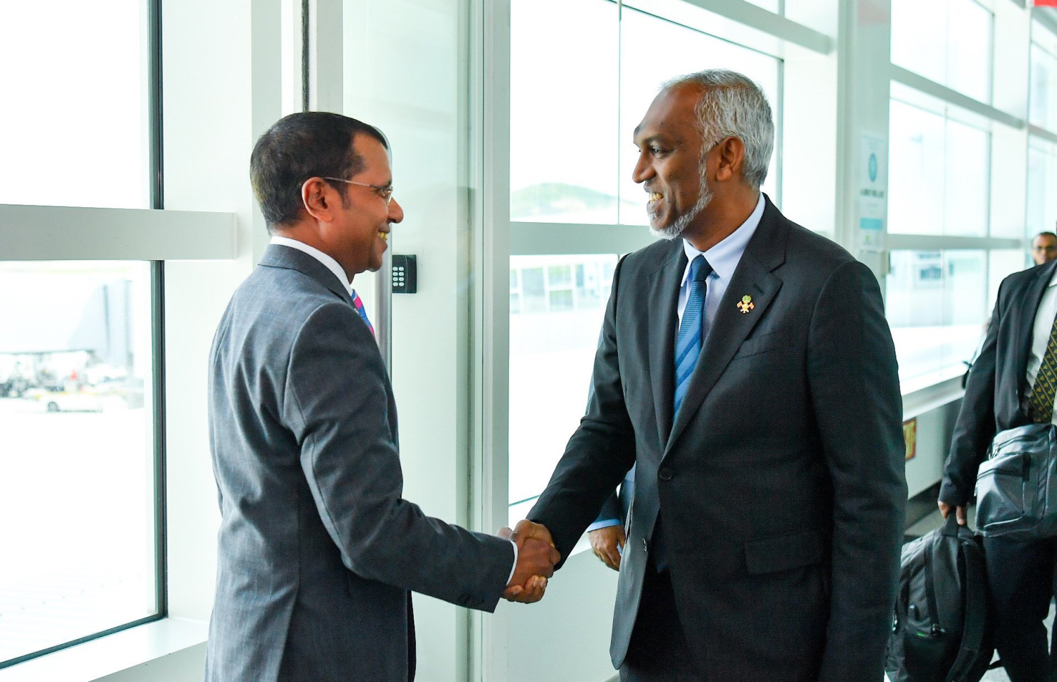 އދ. ގެ އާންމު މަޖިލިހުގެ 79 ވަނަ ސެޝަންގައި ބައިވެރިވެވަޑައިގަތުމަށް ރައީސް މުއިއްޒު އެމެރިކާގެ ނިއުޔޯކަށް ވަޑައިގަތުމުން، އދ. ގައި ހުންނަވާ ރާއްޖޭގެ މަންދޫބު އަލީ ނަސީރު މަރުހަބާ ދަންނަވަނީ.---ފޮޓޯ: ރައީސް އޮފީސް