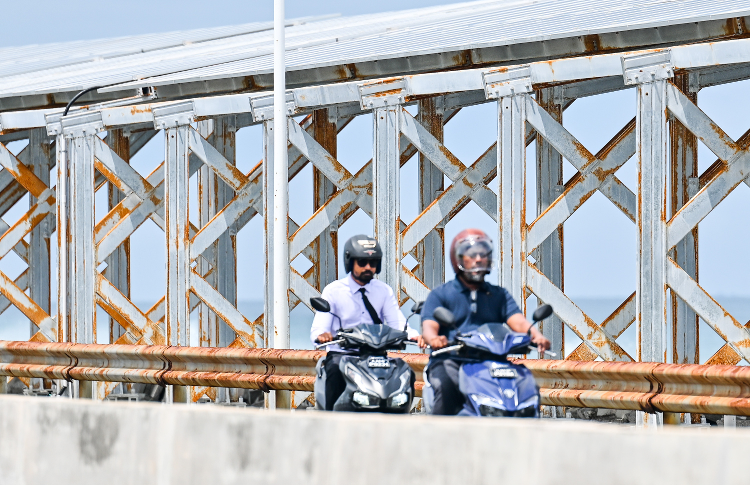 މާލެ-ހުޅުމާލެ ހައިވޭގެ މެދުގައި ހަރުކޮށްފައި ހުރި ސޯލާ ޕެނަލްތައް: މި ޕެނަލްތަކުގެ ސްޓްރަކްޗާގައި ހުރީ ވަރަށް ބޮޑަށް ދަބަރު ޖަހައިފައި.-- ފޮޓޯ: ނިޝާން އަލީ | މިހާރު