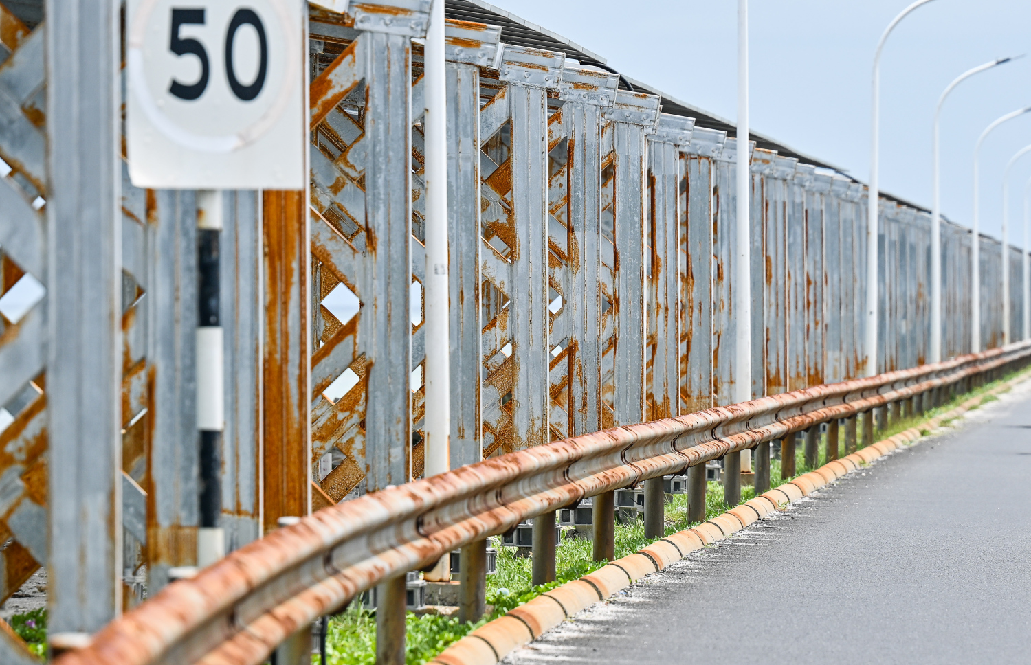 މާލެ-ހުޅުމާލެ ހައިވޭގެ މެދުގައި ހަރުކޮށްފައި ހުރި ސޯލާ ޕެނަލްތައް: މި ޕެނަލްތަކުގެ ސްޓްރަކްޗާގައި ހުރީ ވަރަށް ބޮޑަށް ދަބަރު ޖަހައިފައި.-- ފޮޓޯ: ނިޝާން އަލީ | މިހާރު