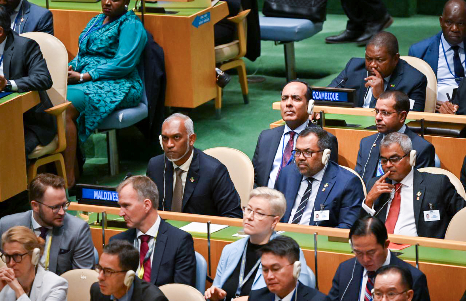 "ސަމިޓް އޮފް ދަ ފިއުޗާ" ފެށުމުގެ ރަސްމިއްޔާތުގައި ރައީސް މުއިއްޒާއި ފޮރިން މިނިސްޓަރު ޒަމީރު އާއި އެންވަޔަރަންމަންޓް މިނިސްޓަރު ތޯރިގު އަދި ދިވެހި ވަފުދުގެ އެހެން މަންދޫބުން ބައިވެރިވެވަޑައިގަންނަވަނީ.---ފޮޓޯ: ރައީސް އޮފީސް