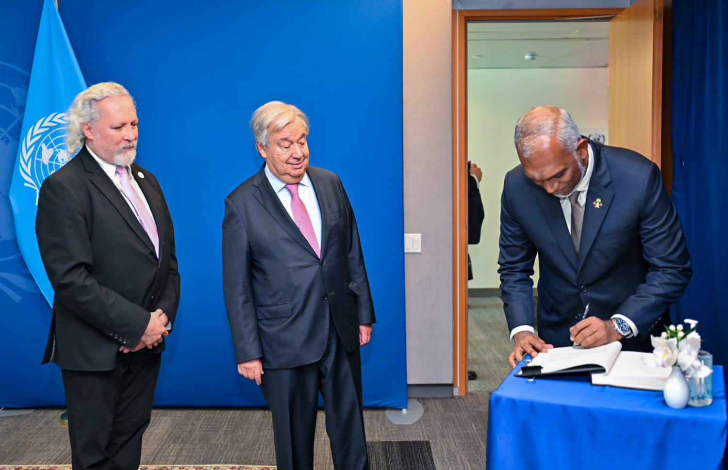 ރައީސް މުއިއްޒު އދ. ގެ މައި މަރުކަޒަށް ވަޑައިގެން މެހުމާނުންގެ ހާއްސަ ފޮތުގައި ލިޔުއްވާއިރު، އެ ޖަމާއަތުގެ ސެކްރެޓަރީ ޖެނެރަލް ގުޓާރޭޒް އާއި އެހެން އިސް އޮފިޝަލަކު އަރިހުގައި.---ފޮޓޯ: ރައީސް އޮފީސް