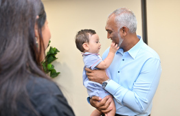 President Dr Mohamed Muizzu holding a baby at the ceremony held to meet the Maldivian community residing in New York and neighboring areas during his ongoing trip to the USA . -- Photo: President's Office