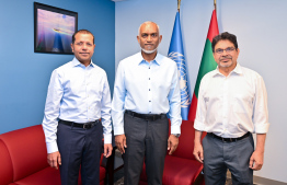 Ambassador of Maldives to the US Abdul Ghafoor Mohamed (R) and Permanent Representative of the Maldives to the United Nations Dr Ali Naseer Mohamed (L) posing for a photo with President Dr Mohamed Muizzu. -- Photo: President's Office