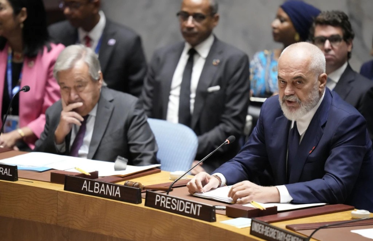 އަލްބޭނިއާގައި ދީނީ ފިރުގާއަކަށް ދައުލަތެއް ހަދަނީ