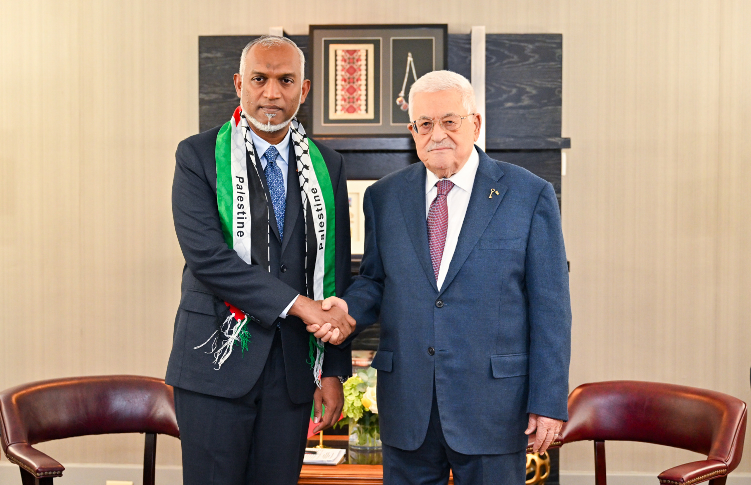 ރައީސް މުއިއްޒާއި ފަލަސްތީނުގެ ރައީސް މަހުމޫދު އައްބާސް ސަލާން ކުރައްވަނީ.---ފޮޓޯ: ރައީސް އޮފީސް