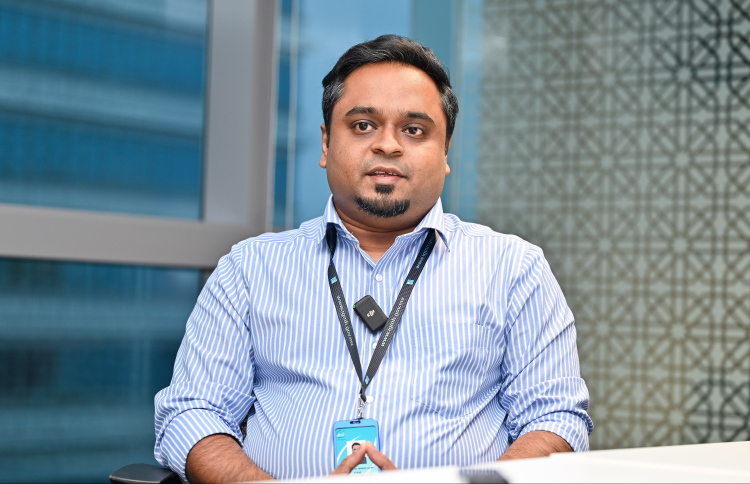 ޑރ. އިސްނީން: ގޮހޮރުގެ ފުރަތަމަ ދިވެހި ޑޮކްޓަރު