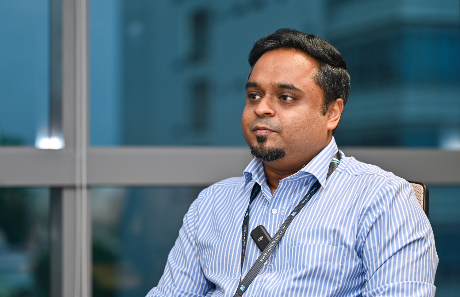 ޑރ. އިސްނީން "މިހާރު" އަށް އިންޓަވިއު ދެއްވަނީ.-- ފޮޓޯ: ފަޔާޒު މޫސާ/ މިހާރު