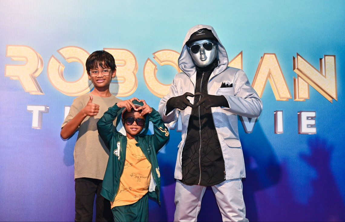 ކުޑަކުދިންގެ ފިލްމް "ރޮބޯމޭން: ދަ މޫވީ"ގެ ރެޑްކާޕެޓް އިވެންޓު: ރޮބޯމޭންއާ އެކު، ކުޑަކުދިންތަކެއް ފޮޓޯއަކަށް ހުއްޓިގެން.-- ފޮޓޯ: ފަޔާޒް މޫސާ | މިހާރު