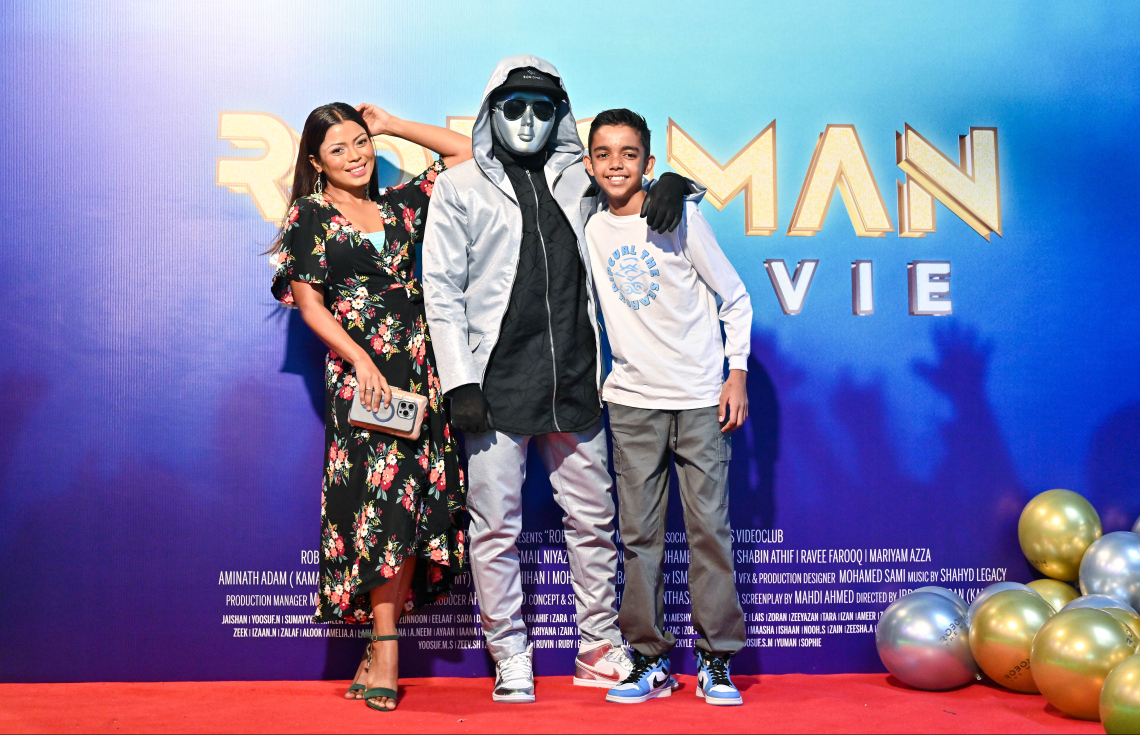 ކުޑަކުދިންގެ ފިލްމް "ރޮބޯމޭން: ދަ މޫވީ"ގެ ރެޑްކާޕެޓް އިވެންޓު: ރޮބޯމޭންއާ އެކު ފިލްމީ ތަރި މަރިޔަމް އައްޒަ އާއި އޭނާގެ ދަރިފުޅު އީތަން ފޮޓޯއަކަށް ހުއްޓިގެން.-- ފޮޓޯ: ފަޔާޒް މޫސާ | މިހާރު